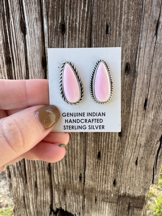 NATIVE MADE Pink Conch Studs